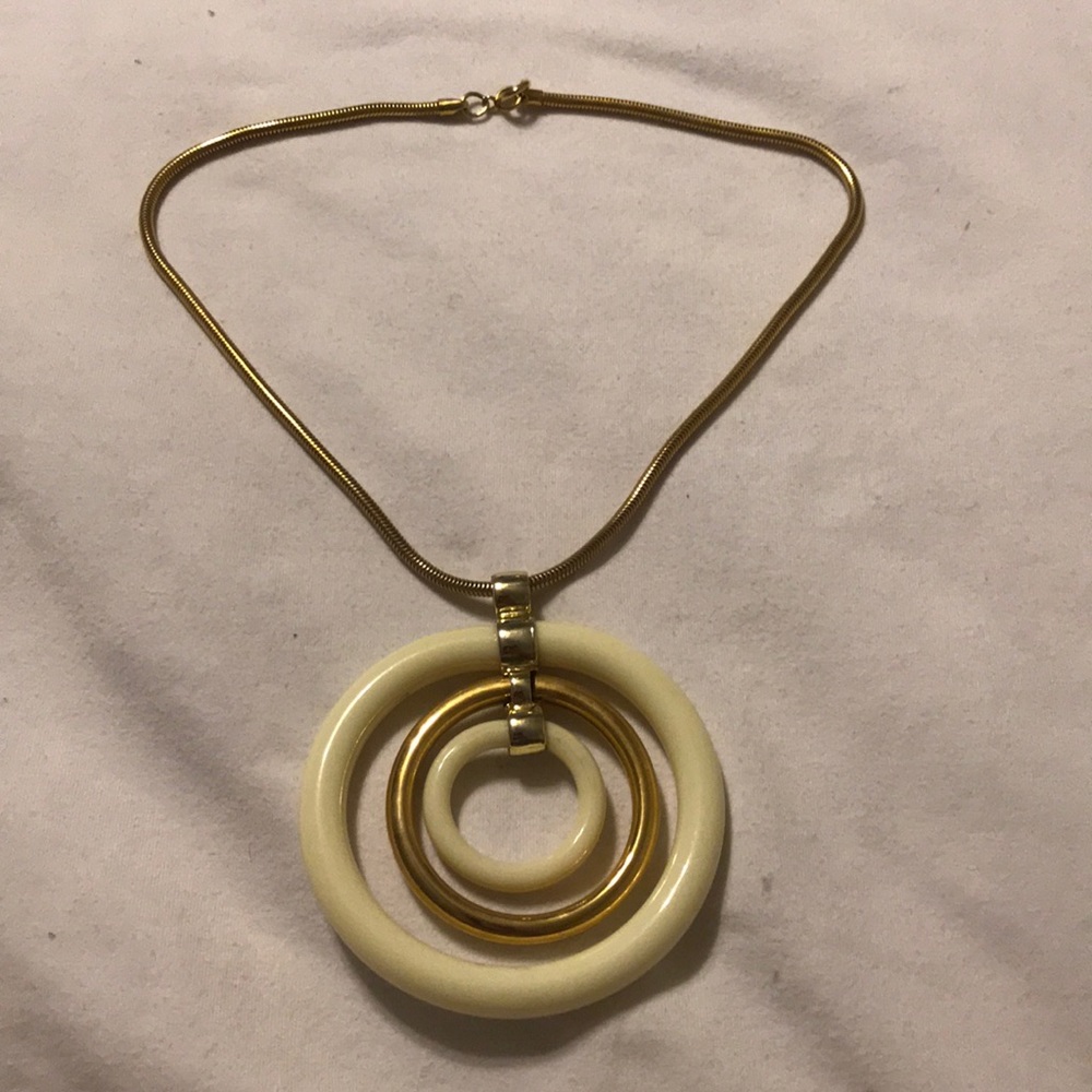 Pendant necklace gold and cream